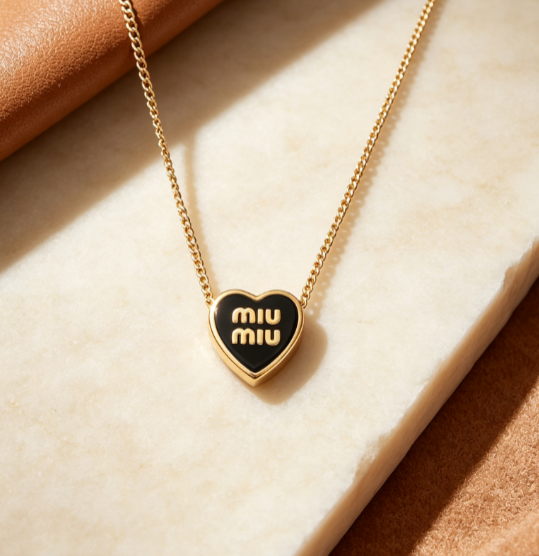 MIU MIU 하트 입체 디자인 골드 목걸이 미우미우스타일 블랙 에나멜 데일리 여성 액세서리 선물용