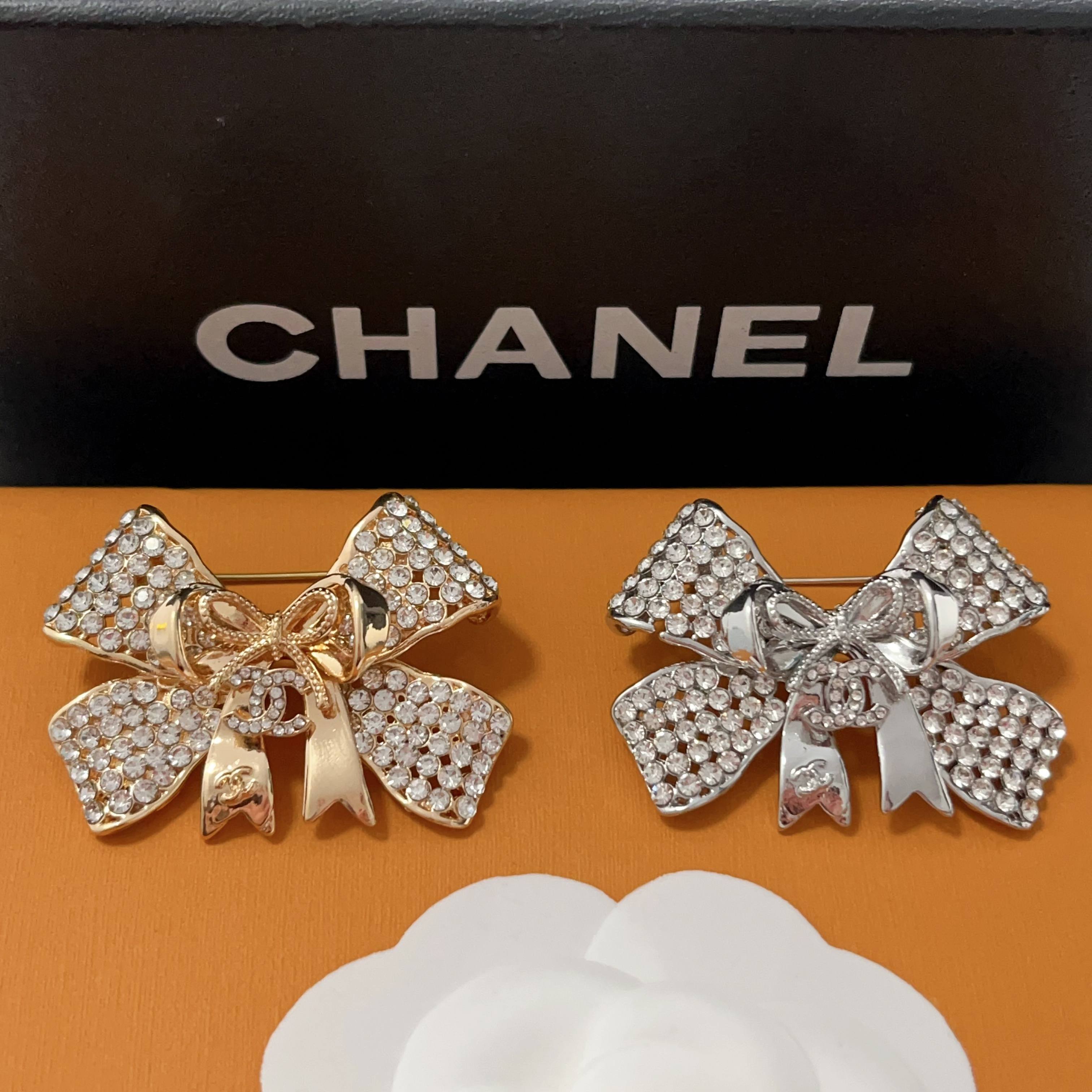 CHANEL 샤넬스타일 더블C 브로치 큐빅 장식 골드 실버 컬러 여성 의상 액세서리 선물용