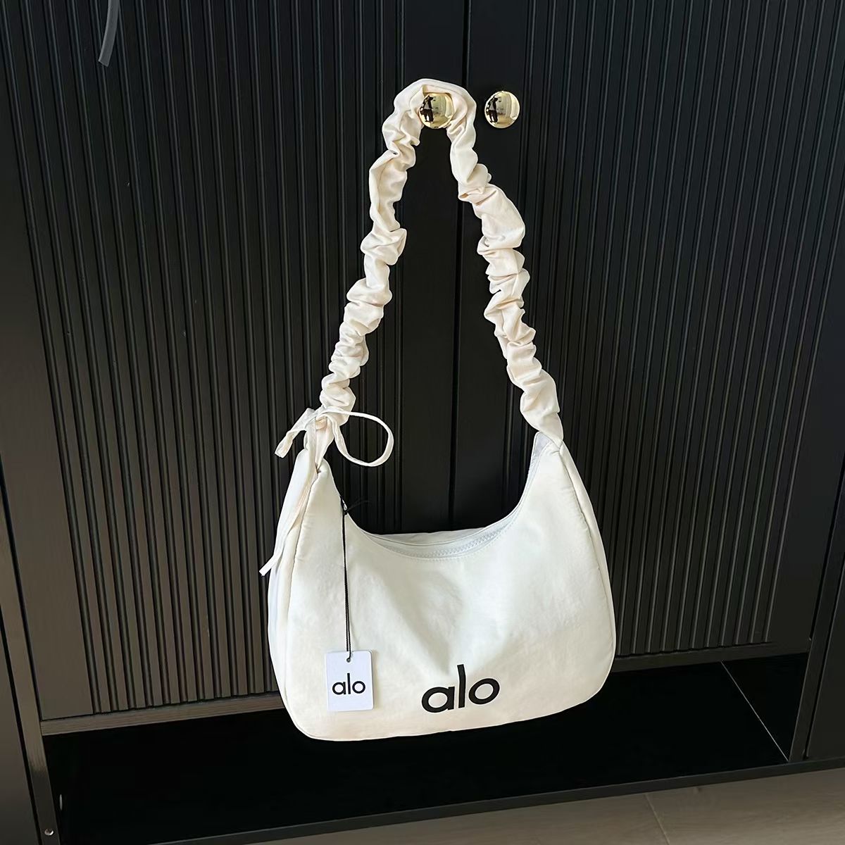 alo 남녀공용 알로 대용량 핸드백 숄더백 넓은 수납공간 데일리 외출 쇼핑 가방