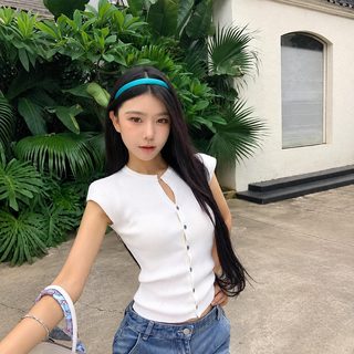 싱글 버클 디자인 반팔 니트 여성 여름 2026 신상 얇은 슬림 백합 단색 캐주