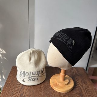 남녀공용 자카드 레터링 메탈 장식 니트 비니 가을 겨울 방한 스트리트 패