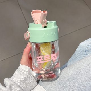 여름철 빨대 플라스틱 컵 물컵은 깨지지 않는다 여학생 고용모치 학생 꽃차