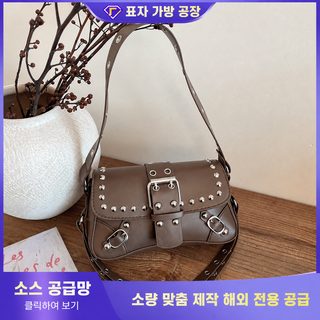 크로스보더 2026 신형 복고 패션 매운 여자 리벳 개성 기관차 숄더백 백합 패