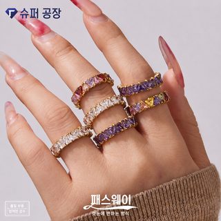 수수께끼 아름답고 정교한 발톱에 삼각 지르콘을 박아 반지를 가득 뚫은 다