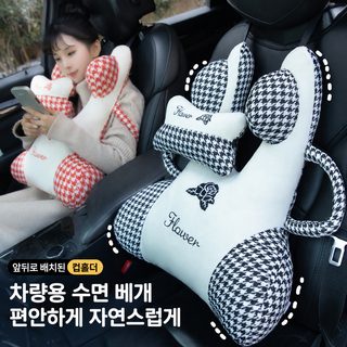어린이 차에서 잠자는 신기 차에 베개를 싣고 아이 쿠션 차에 자동차를 싣