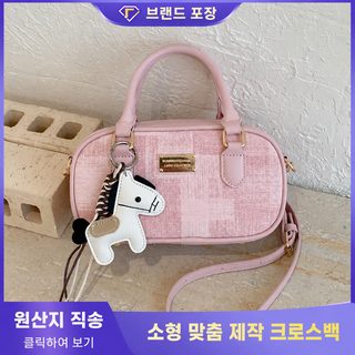 파라몬 2026 신상 여성 스트라이프 미니 베개가방 데일리 PU 지퍼 크로스백