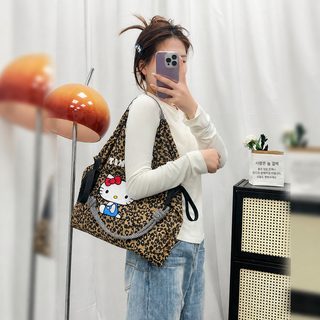 레오파드 여성 크로스 토트백 헬로키티 자수 수납 보조가방 손가방
