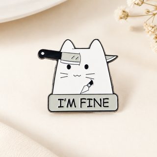 可爱白色猫咪中箭了拿刀耍帅胸针服装配饰 金属徽章搞怪扣子