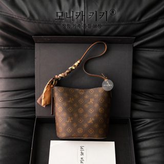 대용량 노화 경사 물통 가방 여성용 2026 신형 봄 프린트 통근 복고 백합 숄