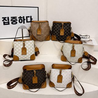 크로스보더 가방녀 2026 봄 신상 백합 대용량 고질감 경사 숄더 크로스 물통