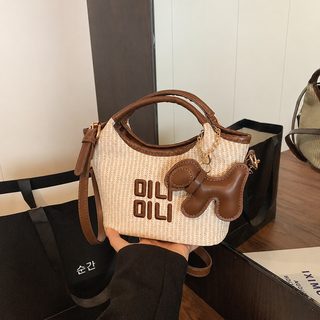 2026 신상 소규모 디자인 자모 겨드랑이 가방 백합 경사 여성 가방 miu계 물통