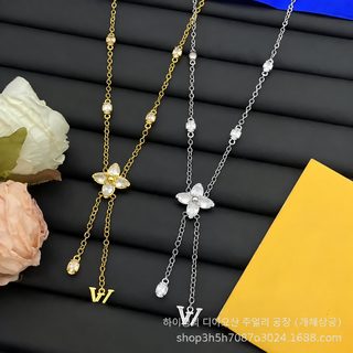 V 레터링 모노그램 네잎클로버 목걸이 여성 데일리 패션 액세서리