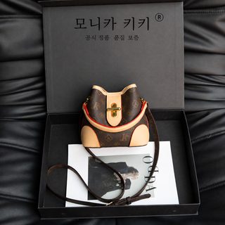 여성 크로스백 미니 숄더백 2026 여름 신상 배색 모노그램 PU 지퍼 버킷백