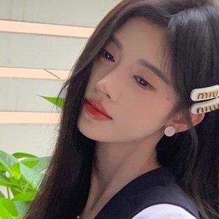Miu 레터링 합금 수지 여성 앞머리핀 스프링 클립 오리집게 프렌치 복고 헤