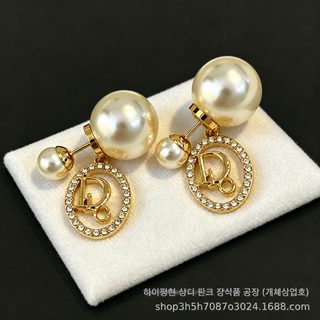 D집 26년 봄여름 신상품 알파벳 귀걸이 가득 드릴 크기 진주 귀걸이 경사 패