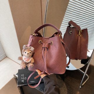 2026 크로스보더 신형 물통백 클래식 통근 캐주얼 핸드백 크로스 숄더백 심