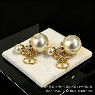 D집 26년 신상품 CD 자모 진주 리본 귀걸이 경사 빈티지 귀걸이 패션 기질 귀걸이 도매