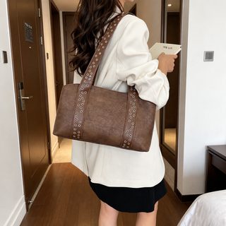 구미 매운 여자 아마존 숄더백 큰 용량 붐 bags 패션 고급감 리벳 소중 디자