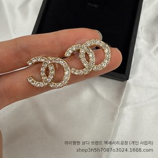 여성 샤넬풍 더블 C 큐빅 925 실버 침 스터드 귀걸이 패션 출근용 명품 감성