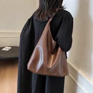 대용량 가방 여자 가을 겨울 2026 신상 백합 숄더 물통 가방 질감 자모 수업