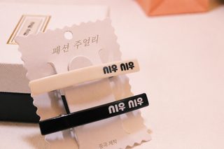 2024년 신형 머리핀 miu 자모 흑백 충돌색 일자 테두리 클립 앞머리 클립 스프