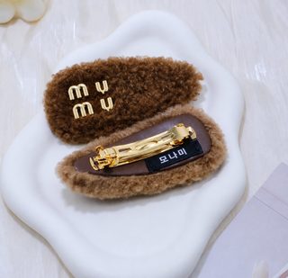스웨이드 고버전 알파벳 머리핀 가을과 겨울의 패션 귀여운 소녀 달콤한 머리장식 백합 털머리핀 miu