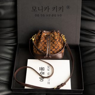 모니카 치치 2025 겨울 신상 여성 PU 숄더백 복주머니 버킷백 코치 크로스백
