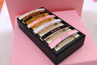 MIU 미우 알파벳 에나멜 메탈 헤어핀 고급스러운 앞머리 사이드 스프링 집게
